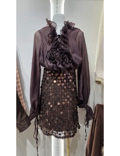 Camisa con manga farol y puño fruncido con lazada. Detalle de cuello chorreras y flores en el mismo tejido.