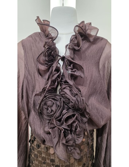Camisa con manga farol y puño fruncido con lazada. Detalle de cuello chorreras y flores en el mismo tejido.