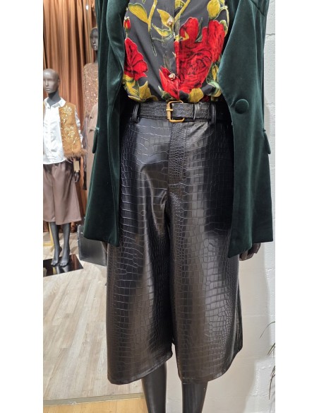 Pantalón cropped efecto cocodrilo con cinturón hebilla en el mismo tejido.