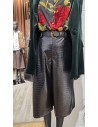 Pantalón cropped efecto cocodrilo con cinturón hebilla en el mismo tejido.
