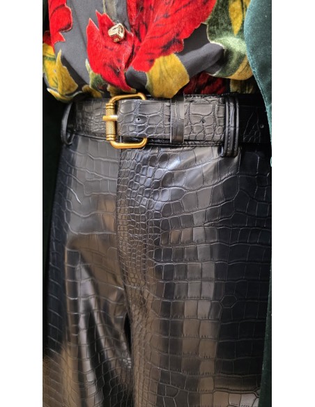 Pantalón cropped efecto cocodrilo con cinturón hebilla en el mismo tejido.