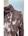 Corpiño peplum en encaje de manga larga con cuello. Cierre mediante botones delanteros. Tejido algo elástico.