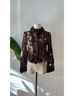 Corpiño peplum en encaje de manga larga con cuello. Cierre mediante botones delanteros. Tejido algo elástico. 2