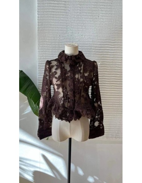Corpiño peplum en encaje de manga larga con cuello. Cierre mediante botones delanteros. Tejido algo elástico.