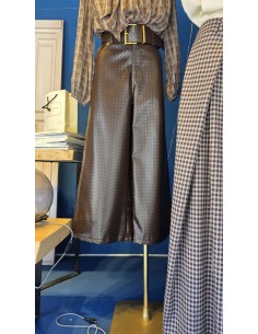 Pantalón cropped efecto cocodrilo con cinturón hebilla en el mismo tejido. 2
