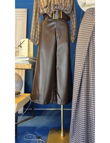 Pantalón cropped efecto cocodrilo con cinturón hebilla en el mismo tejido.