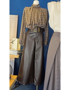 Pantalón cropped efecto cocodrilo con cinturón hebilla en el mismo tejido.