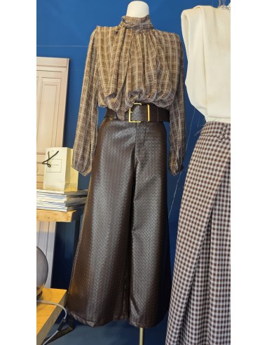 Pantalón cropped efecto cocodrilo con cinturón hebilla en el mismo tejido.
