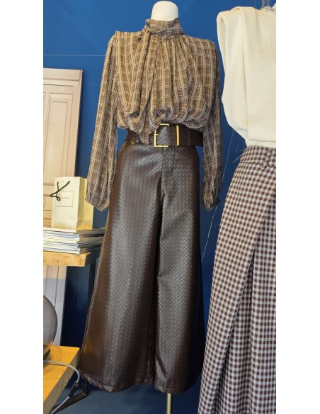 Pantalón cropped efecto cocodrilo con cinturón hebilla en el mismo tejido.