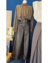 Pantalón cropped efecto cocodrilo con cinturón hebilla en el mismo tejido.