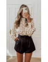 Short efecto piel con tiro maxi alto. Cierre con cremallera y doble botón.