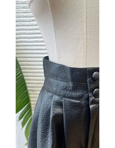 Short efecto piel con tiro maxi alto. Cierre con cremallera y doble botón.