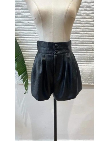 Short efecto piel con tiro maxi alto. Cierre con cremallera y doble botón.