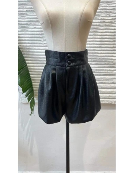Short efecto piel con tiro maxi alto. Cierre con cremallera y doble botón.