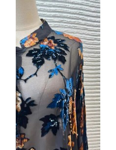 Camisa oversize en gasa con terciopelo y pedrería. Cierre mediante botones delanteros.