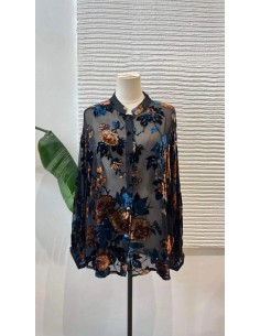 Camisa oversize en gasa con terciopelo y pedrería. Cierre mediante botones delanteros. 2