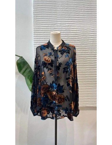 Camisa oversize en gasa con terciopelo y pedrería. Cierre mediante botones delanteros.