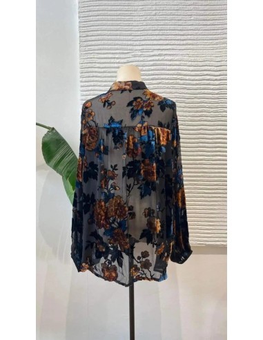 Camisa oversize en gasa con terciopelo y pedrería. Cierre mediante botones delanteros.