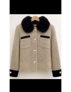 Chaqueta en lana con pelo a contraste en cuello y puños. Cierre mediante botones en nacarados. 2