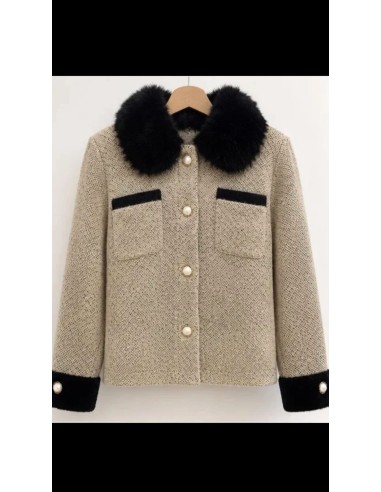 Chaqueta en lana con pelo a contraste en cuello y puños. Cierre mediante botones en nacarados.