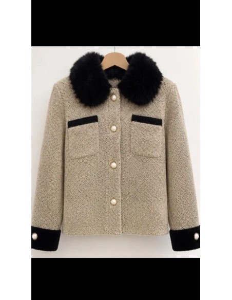 Chaqueta en lana con pelo a contraste en cuello y puños. Cierre mediante botones en nacarados.