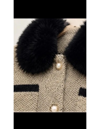 Chaqueta en lana con pelo a contraste en cuello y puños. Cierre mediante botones en nacarados.