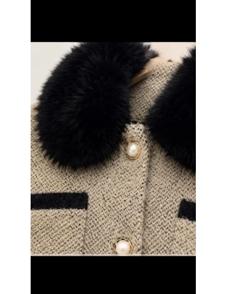 Chaqueta en lana con pelo a contraste en cuello y puños. Cierre mediante botones en nacarados.
