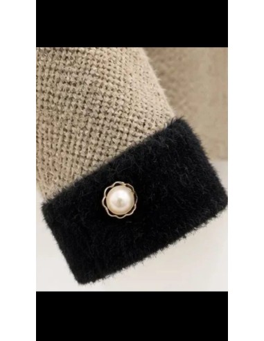 Chaqueta en lana con pelo a contraste en cuello y puños. Cierre mediante botones en nacarados.