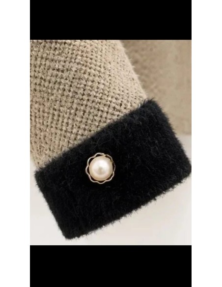 Chaqueta en lana con pelo a contraste en cuello y puños. Cierre mediante botones en nacarados.