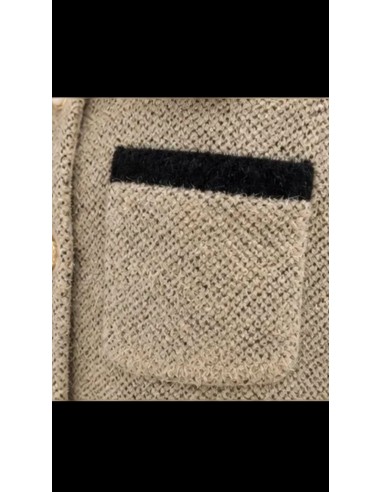 Chaqueta en lana con pelo a contraste en cuello y puños. Cierre mediante botones en nacarados.