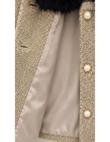 Chaqueta en lana con pelo a contraste en cuello y puños. Cierre mediante botones en nacarados.
