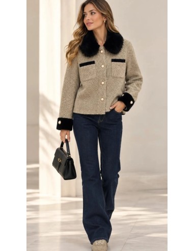 Chaqueta en lana con pelo a contraste en cuello y puños. Cierre mediante botones en nacarados.