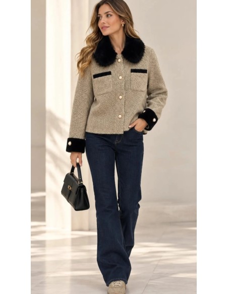 Chaqueta en lana con pelo a contraste en cuello y puños. Cierre mediante botones en nacarados.