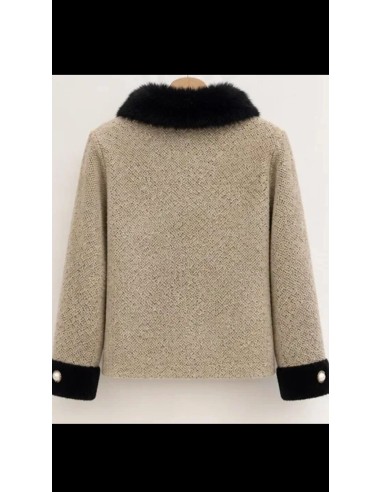 Chaqueta en lana con pelo a contraste en cuello y puños. Cierre mediante botones en nacarados.
