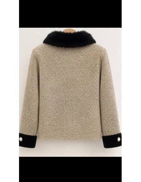 Chaqueta en lana con pelo a contraste en cuello y puños. Cierre mediante botones en nacarados.