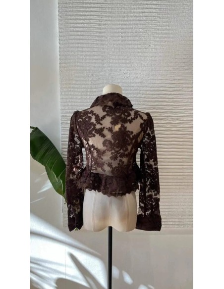 Corpiño peplum en encaje de manga larga con cuello. Cierre mediante botones delanteros. Tejido algo elástico.
