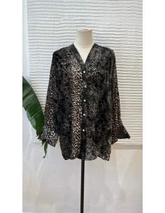 Camisa oversize en terciopelo serpiente. Cierre mediante botones delanteros joya. Tallaje amplio. 2