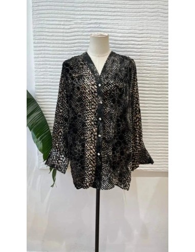 Camisa oversize en terciopelo serpiente. Cierre mediante botones delanteros joya. Tallaje amplio.