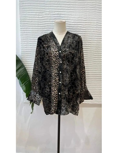 Camisa oversize en terciopelo serpiente. Cierre mediante botones delanteros joya. Tallaje amplio.