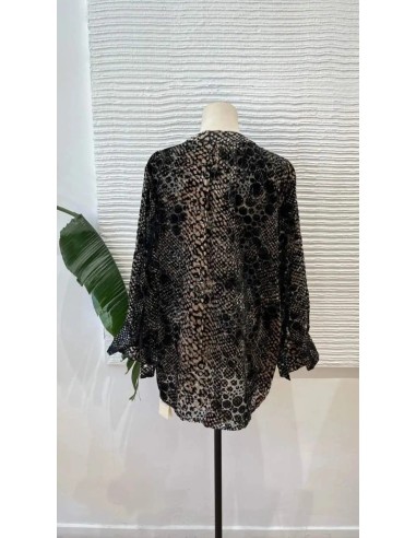 Camisa oversize en terciopelo serpiente. Cierre mediante botones delanteros joya. Tallaje amplio.