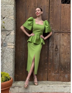 Vestido peplum midi largo con escote cuadrado y manga abullonada en tafetán. Cierre mediante cremallera invisible trasera. 2