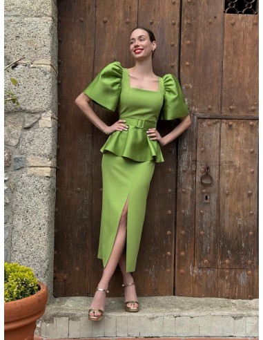 Vestido peplum midi largo con escote cuadrado y manga abullonada en tafetán. Cierre mediante cremallera invisible trasera.