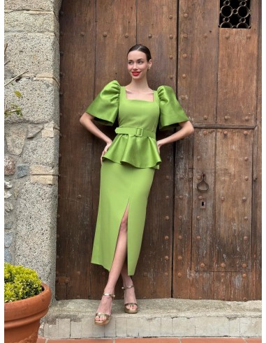 Vestido peplum midi largo con escote cuadrado y manga abullonada en tafetán. Cierre mediante cremallera invisible trasera.