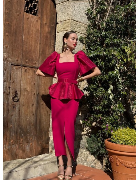 Vestido peplum midi largo con escote cuadrado y manga abullonada en tafetán. Cierre mediante cremallera invisible trasera.