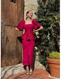 Vestido peplum midi largo con escote cuadrado y manga abullonada en tafetán. Cierre mediante cremallera invisible trasera.
