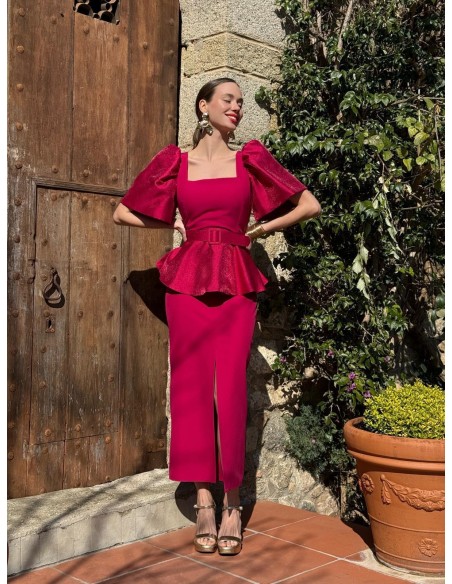 Vestido peplum midi largo con escote cuadrado y manga abullonada en tafetán. Cierre mediante cremallera invisible trasera.