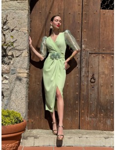 Vestido confeccionado en crepe con manga corta abullonada en organza.