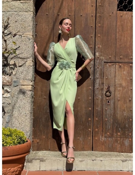 Vestido confeccionado en crepe con manga corta abullonada en organza.