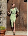 Vestido confeccionado en crepe con manga corta abullonada en organza.