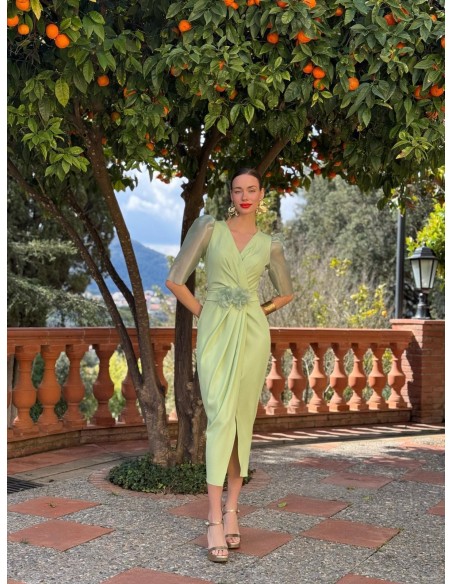 Vestido confeccionado en crepe con manga corta abullonada en organza.